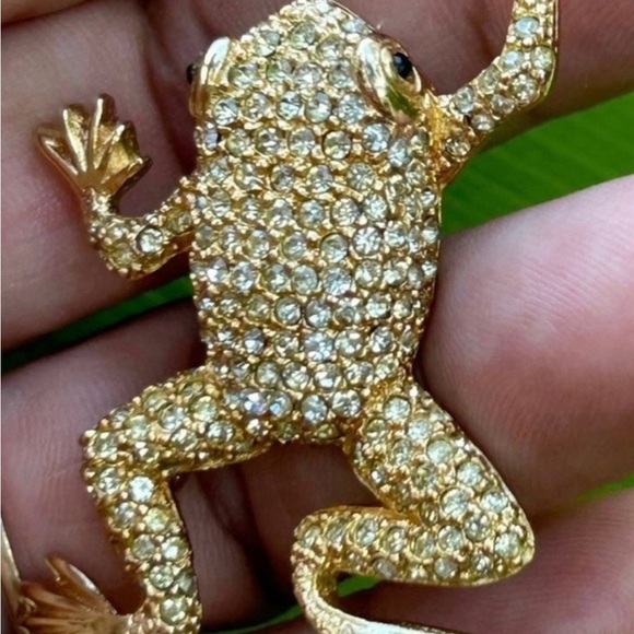 Vintage CHRISTIAN DIOR Gold Tone Swarovski Crystal encrusted pave Frog Brooch - Picture 5 of 11